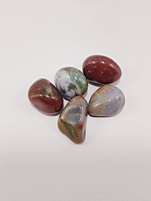 Canto rodado de jaspe natural con tonos rojos y verdes 20 gramos macerox
