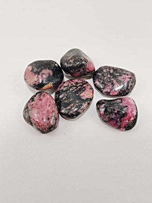 Canto rodado de rodonita natural rosa y negro 20 gramos para sanación emocional