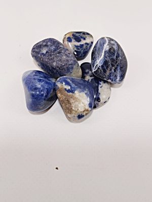 Canto rodado de sodalita natural azul con vetas blancas 20 gramos macerox