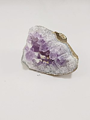 Geoda de amatista natural con cristales violetas interiores macerox