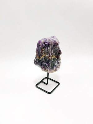 Fragmento de amatista natural púrpura en bruto sobre peana metálica de Macerox.