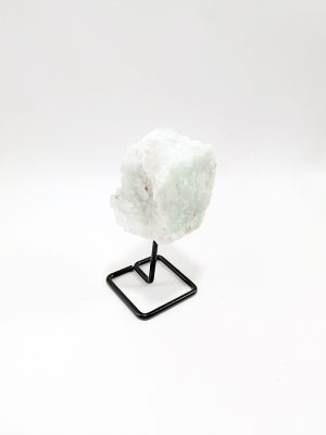 Mineral amazonita en bruto sobre soporte metálico negro de Macerox.