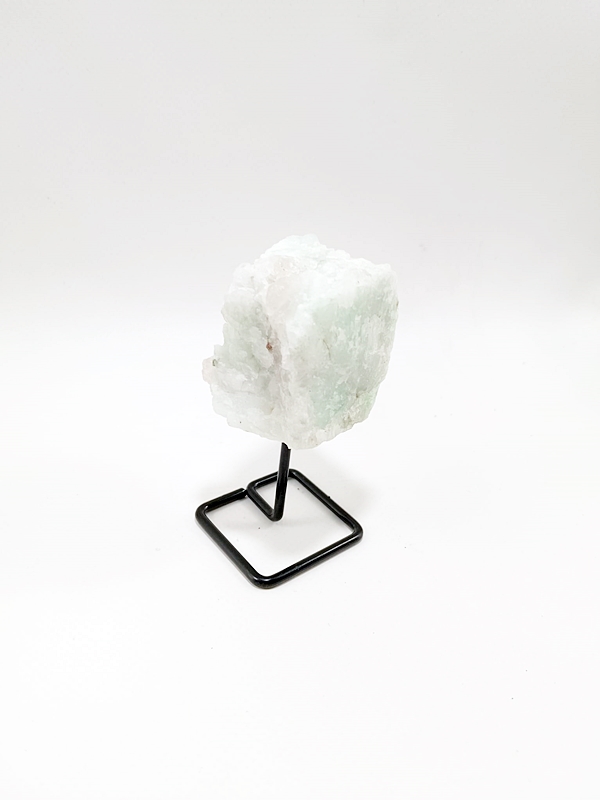 Amazonita Natural en Peana - Piedra de la Esperanza y Comunicacion Macerox Mineral amazonita en bruto sobre soporte metálico negro de Macerox.