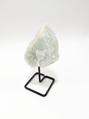 Fragmento de aventurina verde natural montado sobre una estructura de peana metálica negra de Macerox.