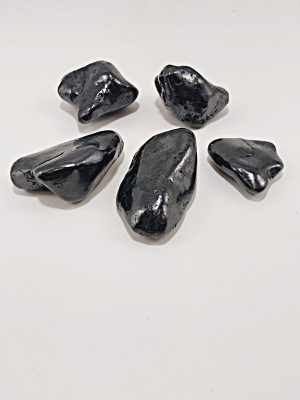 Canto rodado de Shunguita negra pulida de Macerox para protección energética.