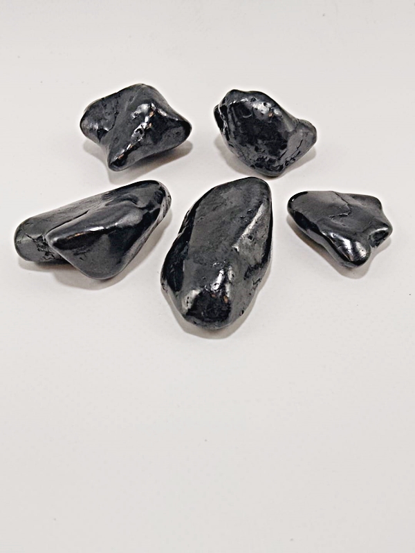 Canto Rodado de Shunguita – Piedra de Protección Macerox Canto rodado de Shunguita negra pulida de Macerox para protección energética.