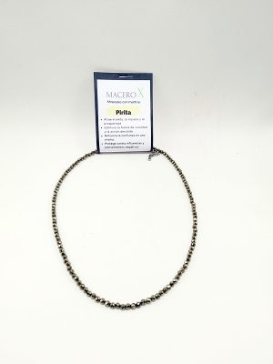 Gargantilla de pequeñas cuentas doradas de pirita facetada sobre su tarjeta de propiedades de Macerox.