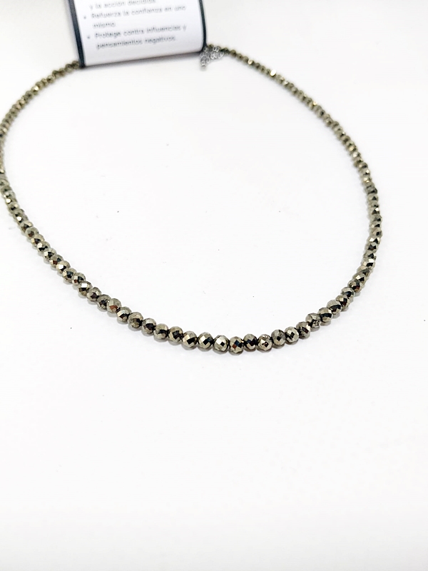 Gargantilla de pequeñas cuentas doradas de pirita facetada sobre su tarjeta de propiedades de Macerox.