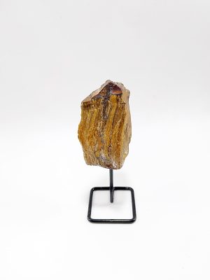 Ejemplar de mineral ojo de tigre en estado natural montado sobre una peana metálica negra de Macerox.