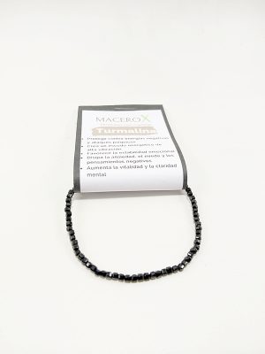 Pulsera de micro cuentas facetadas de turmalina negra 2.2mm sobre fondo blanco Macerox.