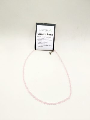 Gargantilla de pequeñas cuentas de cuarzo rosa facetada con etiqueta de propiedades macerox