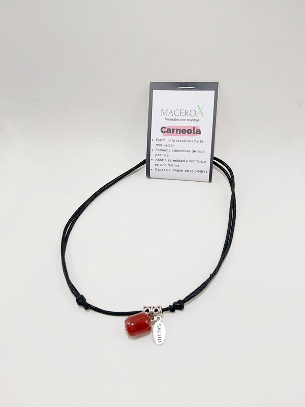 Colgante de Carneola (Canto Rodado) con Dije "SALUD" – Creatividad, Motivación y Vitalidad Macerox Colgante de carneola naranja pulida con dije de salud y cordón negro ajustable macerox