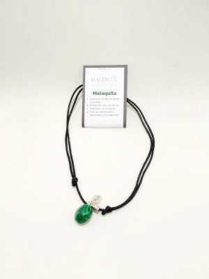 Colgante de malaquita verde pulida con dije de amor y cordón negro ajustable macerox