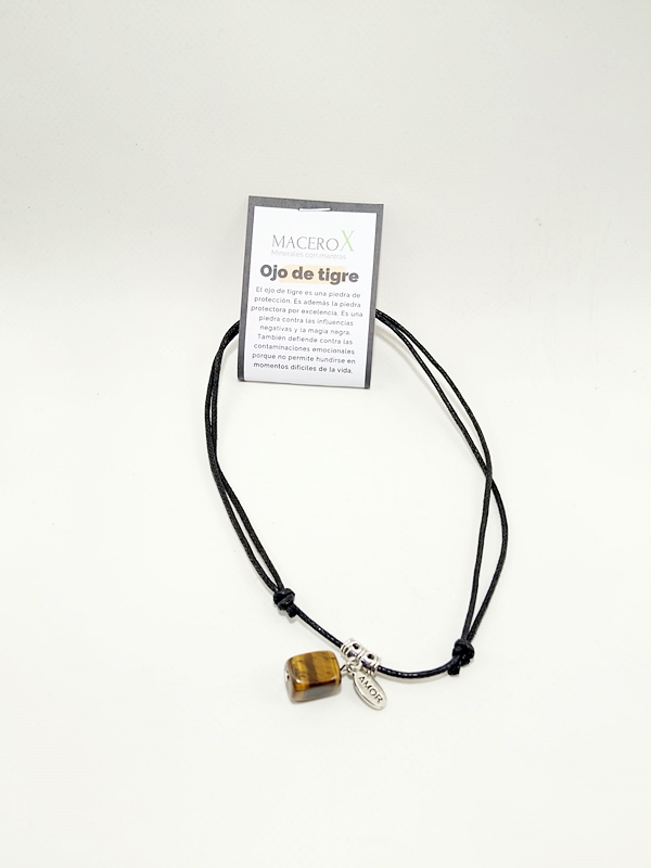 Colgante de Ojo de Tigre (Canto Rodado) con Dije "AMOR" – Protección, Seguridad y Fortaleza Emocional Macerox Colgante de ojo de tigre pulido con dije de amor y cordón negro ajustable macerox