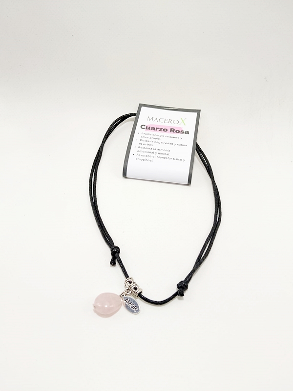 Colgante de Cuarzo Rosa (Canto Rodado) con Dije "AMOR" – Amor Incondicional y Paz Profunda Macerox Colgante de cuarzo rosa pulido con dije de amor y cordón negro ajustable macerox