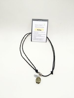 Colgante de pirita dorada pulida con dije de suerte y cordón negro macerox