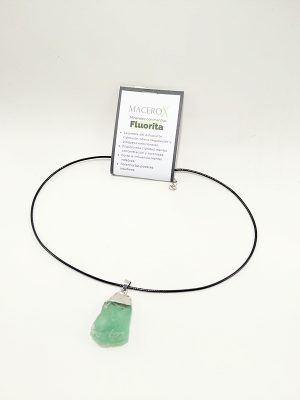 Colgante de fluorita verde natural en bruto con cordón negro y etiqueta macerox
