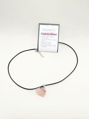 Colgante de cuarzo rosa natural en bruto con cordón negro y etiqueta de propiedades macerox