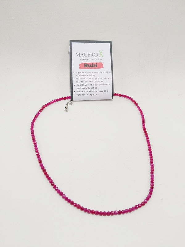 Gargantilla de Rubí Natural Facetado 3mm – Vigor, Valor y Abundancia Macerox Gargantilla de cuentas de rubí facetado con etiqueta de propiedades macerox