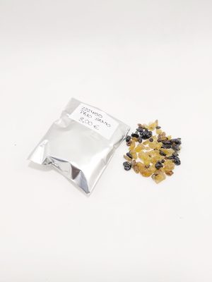 Sobre plateado con granos de incienso natural de Palo Santo macerox