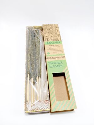 Caja abierta con 8 varillas de incienso orgánico Banjara Harmony Fusion White Sage Palo Santo macerox